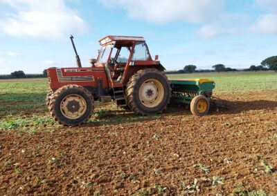 Tractor con sembradora en pleno proceso de siembra